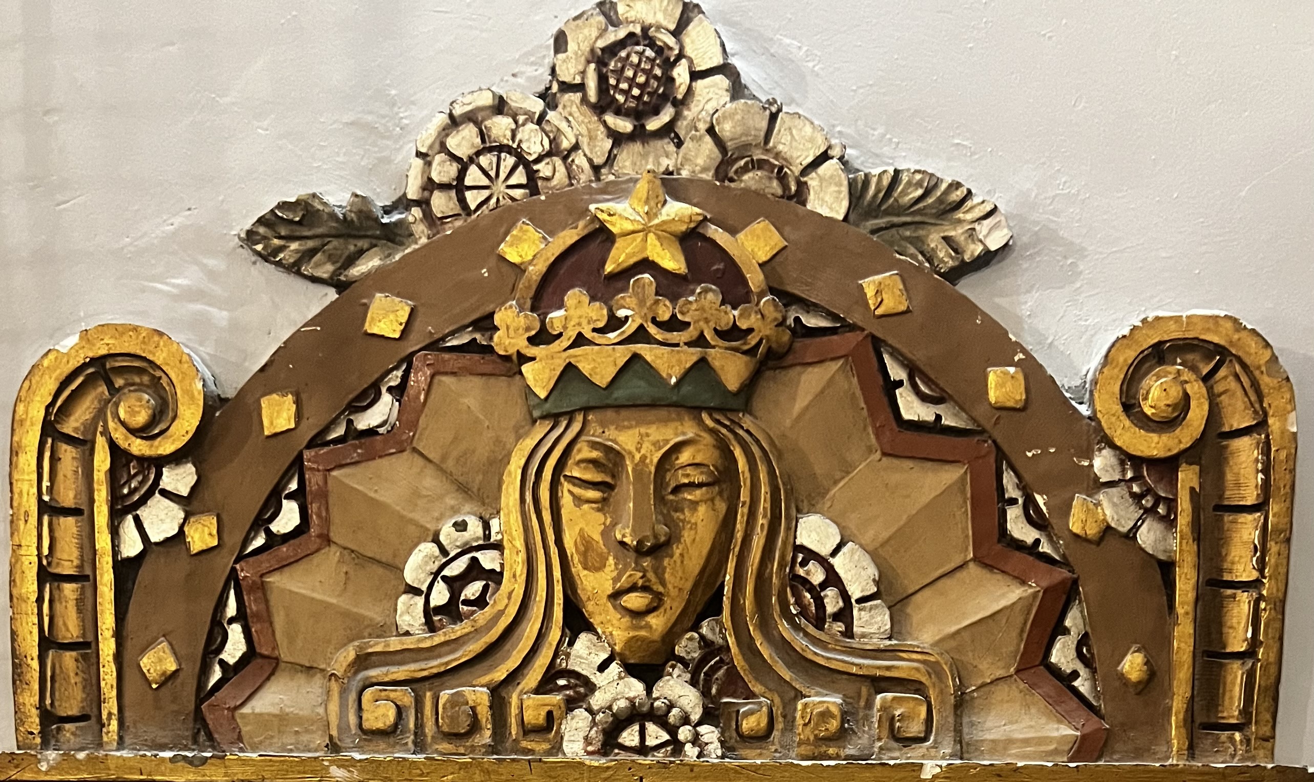 La Reine des Airs — sculpture sur bois historique à l'intérieur du Château